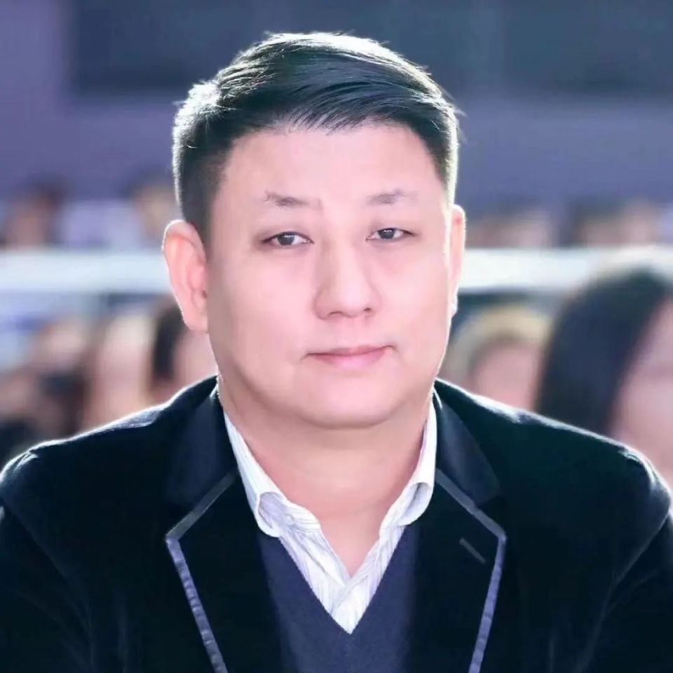 师承海上樗斋陈鹏举,上海市收藏鉴赏家协会副会长,中华诗词学会会员