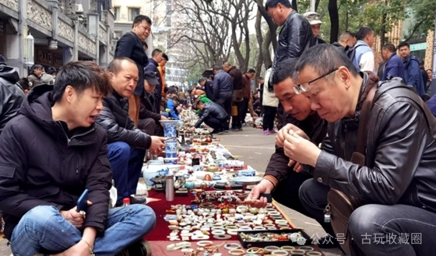 交流会时期,锦州古玩城街道上人潮涌动,摊位上以万记,流动人口达到几