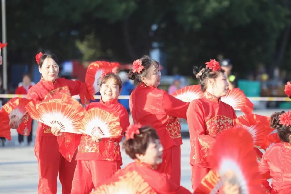 "苏韵伊情 舞动伊犁"新源县第三届广场舞大赛完美落幕_腾讯新闻