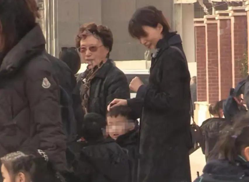 50岁董卿在上海现身儿子学校义卖!素颜清瘦气质如旧,戴遮阳帽打扮朴素