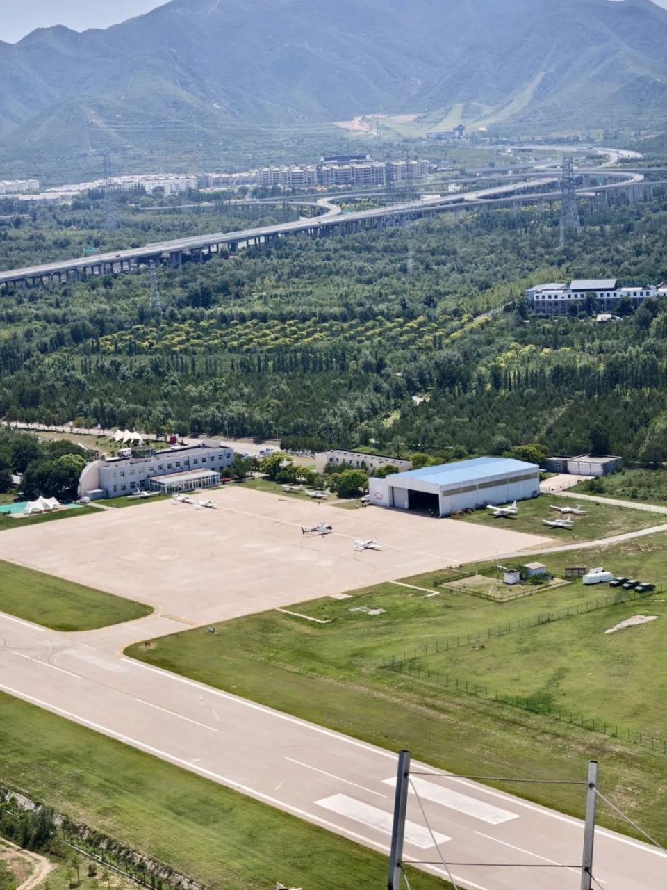 延庆区八达岭机场/记者拍摄今年暑期,延庆区多家四,五星级以及重点