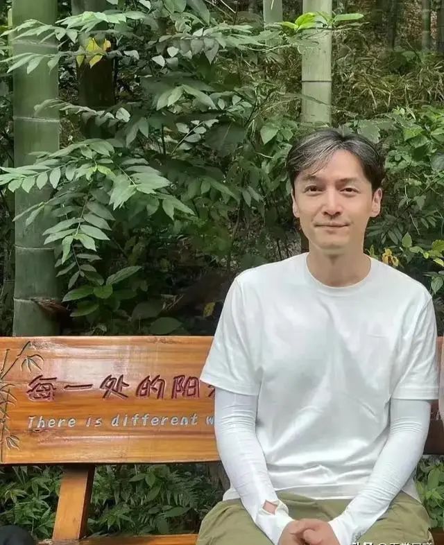 胡歌和素人合影:41岁头顶白了一片,现状治好了多少人的年龄焦虑