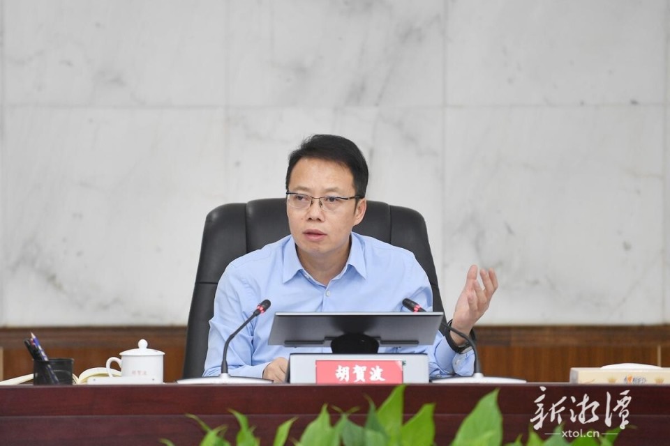 胡贺波在市禁毒委全体委员会议上强调,全力打好打赢新时代禁毒人民
