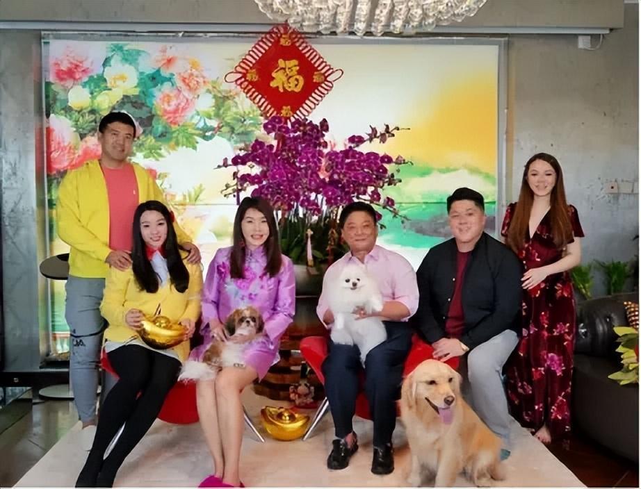 当时,两人一度传出要结婚的喜讯,王灏儿还与男方全家拍摄全家福照.