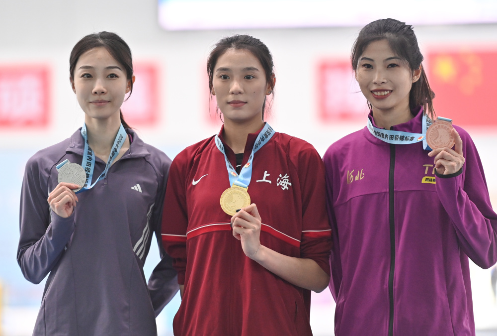 彦桦 摄3月31日,冠军北京队选手宁潇函(中),亚军上海队选手陈圆将(左)