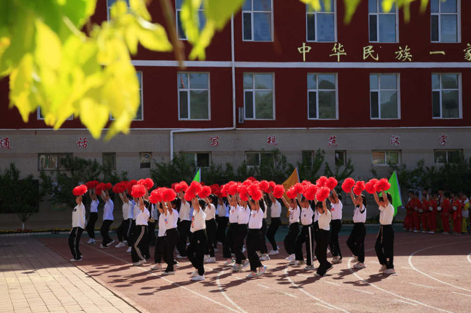 丰宁实验小学大课间游戏.吴剑锐摄