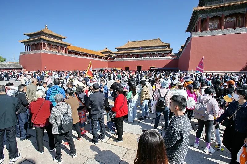 快来看各地的人山人海五一小长假预计24亿人次出游