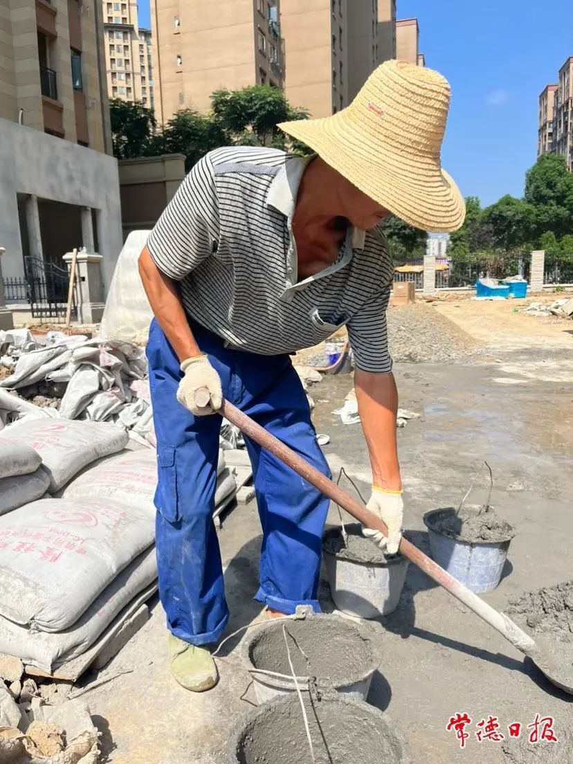 【高温下的劳动者】烈日下，他们为城市建设挥汗如雨 腾讯新闻