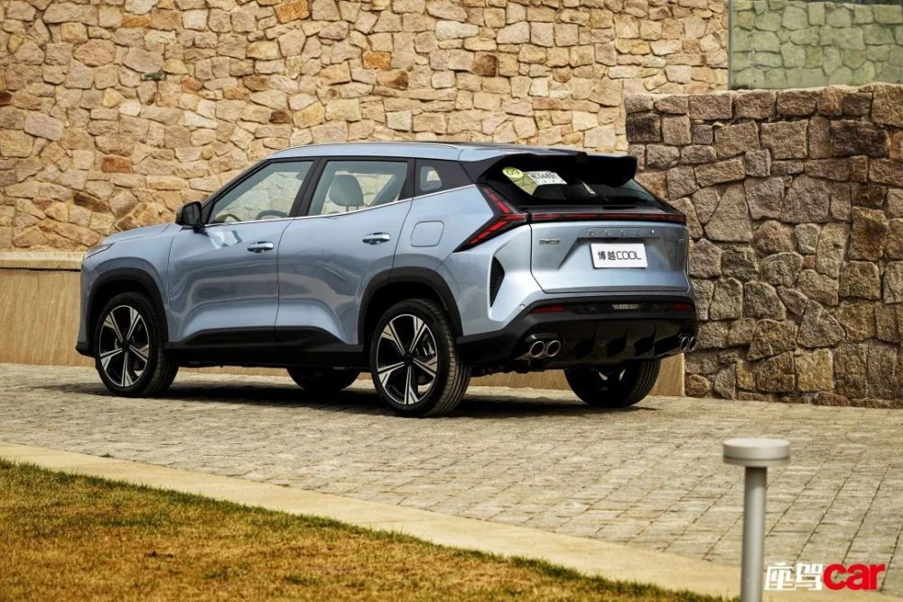 全新博越cool,它有着见棱见角的炫酷造型,媲美智能电动汽车的座舱交互