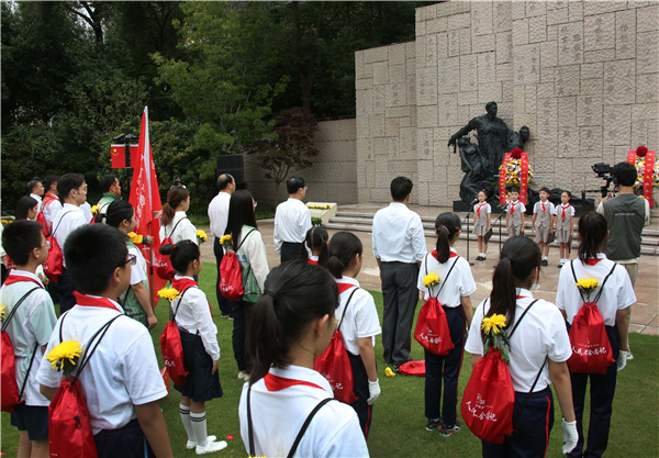 第十个烈士纪念日,"人民不会忘记"主题祭扫活动在龙华烈士陵园举行