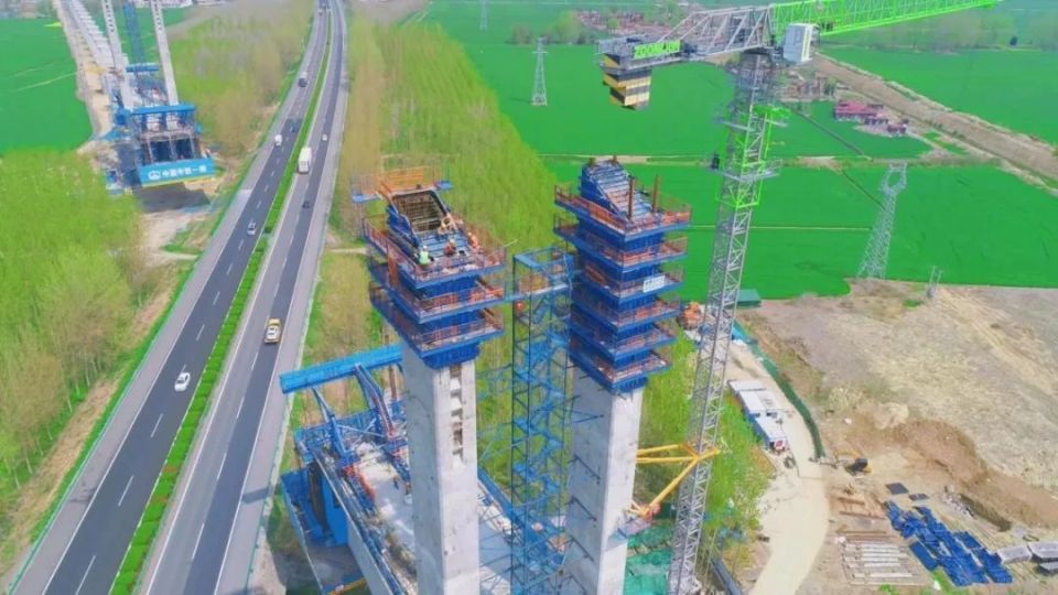 4月9日,淮宿蚌铁路跨京台高速特大桥首个主塔完成封顶.
