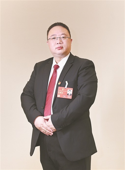 胡国柱,全国人大代表,湖南省东安县耀祥中学教务处副