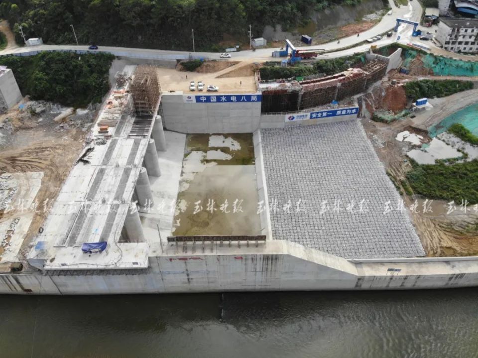 记者看到,左岸面貌基本展现,泄水闸往下就混凝土消力池,未来开闸放水