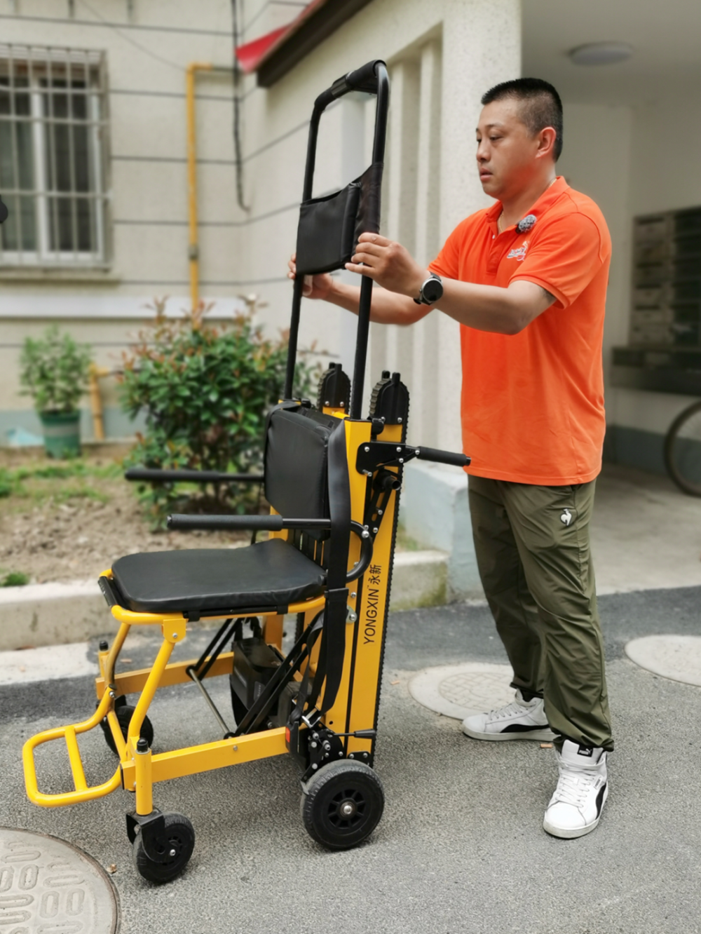 北新泾街道推出"爬楼机"公益服务,解决"悬空老人"上下楼难题!