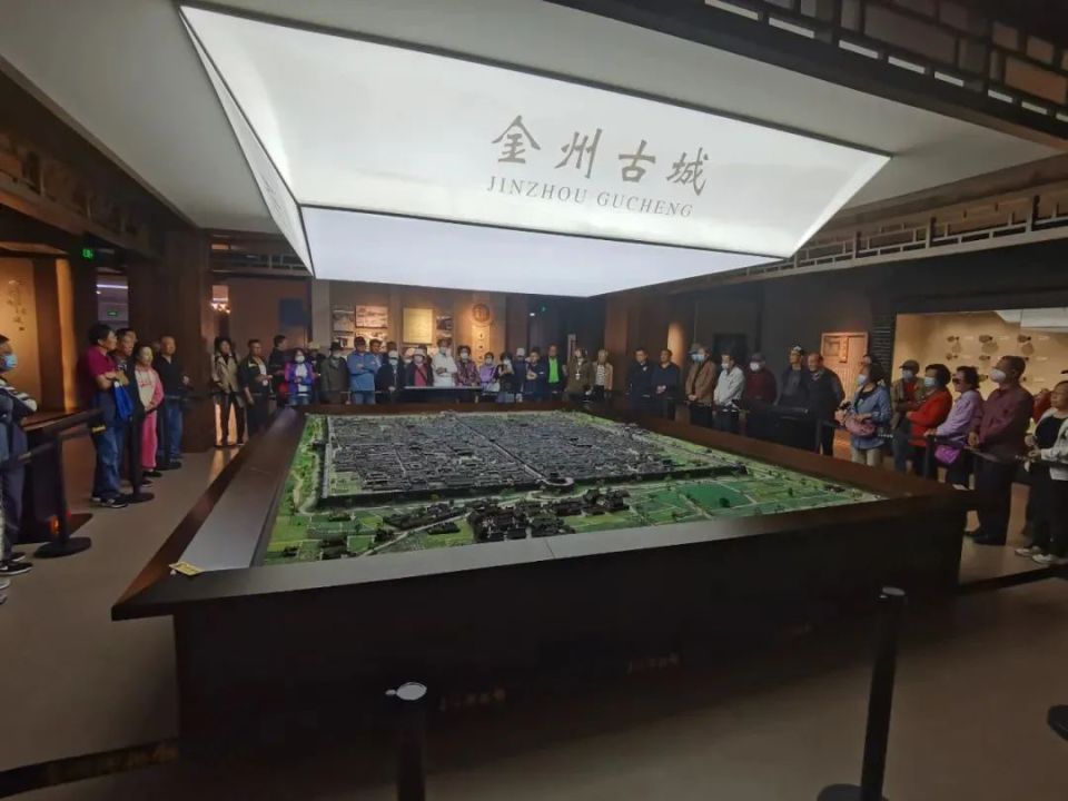 老干部活动中心近日组织100余名老干部参观金州博物馆和副都统衙门,近