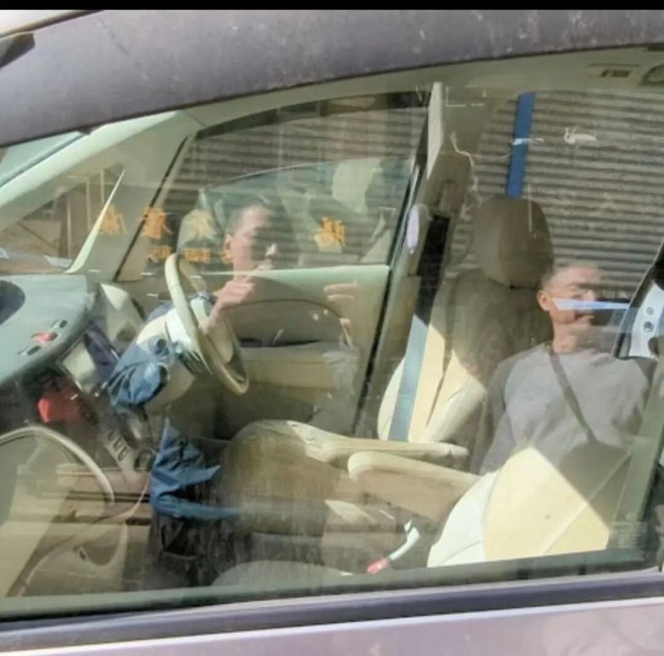 香港中环4名男子持刀劫走10亿日元：涉事车辆找到，纸币重达100公斤-腾讯新闻