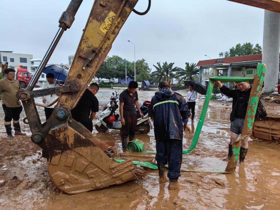 长深扩建t2标段项目部防汛抢险疏通积水,帮助720户村民恢复出行道路