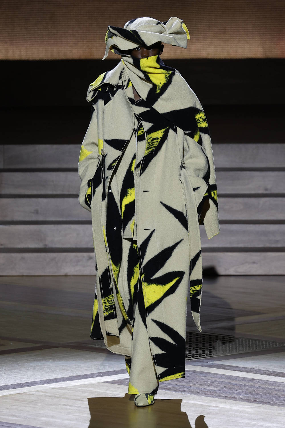 模特在法国巴黎时装周上展示三宅一生品牌的2024/25秋冬新款服装