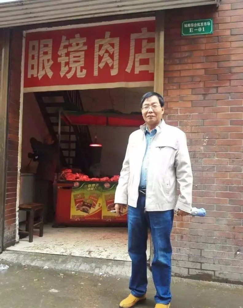 21年前在街头卖猪肉的“北大屠夫”，给母校捐款9亿，如今怎样了？-腾讯新闻