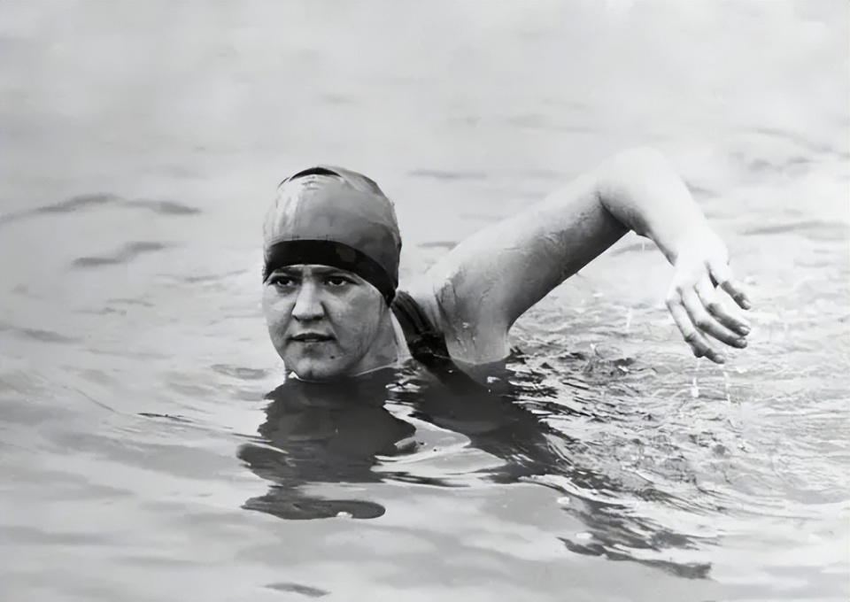 姐用失聪赌前途,都成顶流了却还要被父亲逼着下嫁?