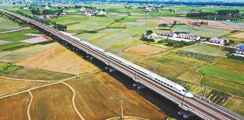 国铁集团今年目标完成运输总收入1万亿元同比增37