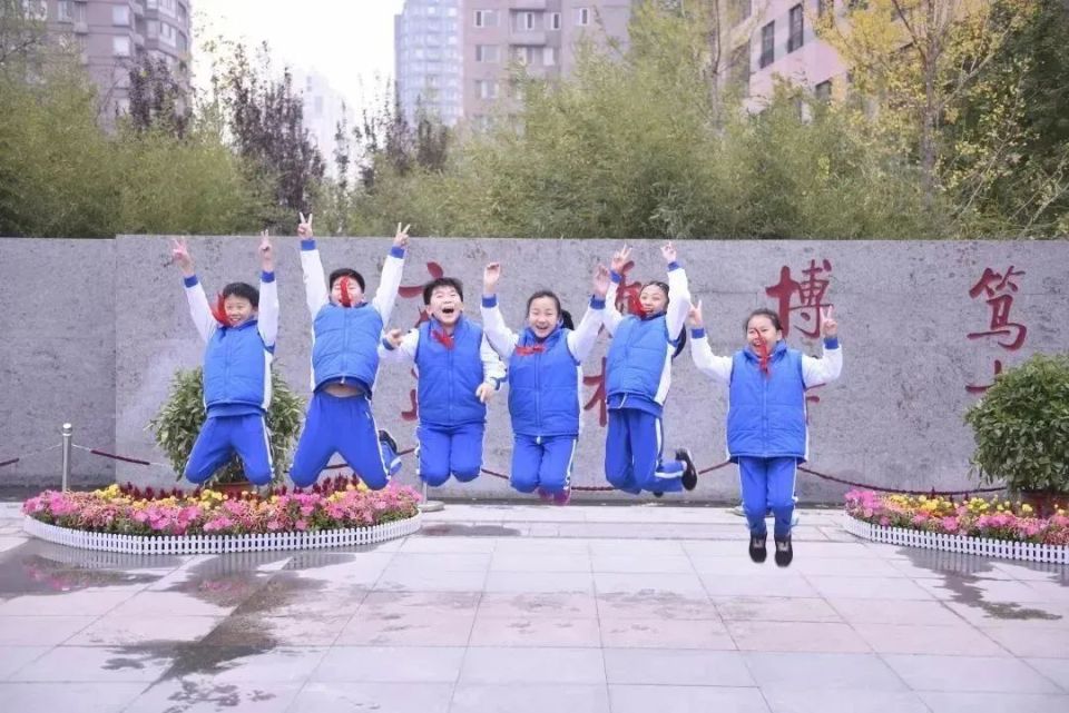 北京市教委公开征求意见:不得以任何方式强制学生,家长购买校服