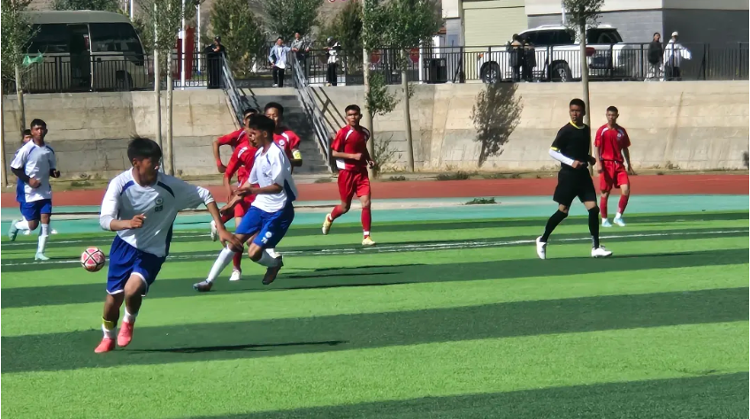 "日喀则市第一届"鲁藏同心杯"中学生足球邀请赛开幕