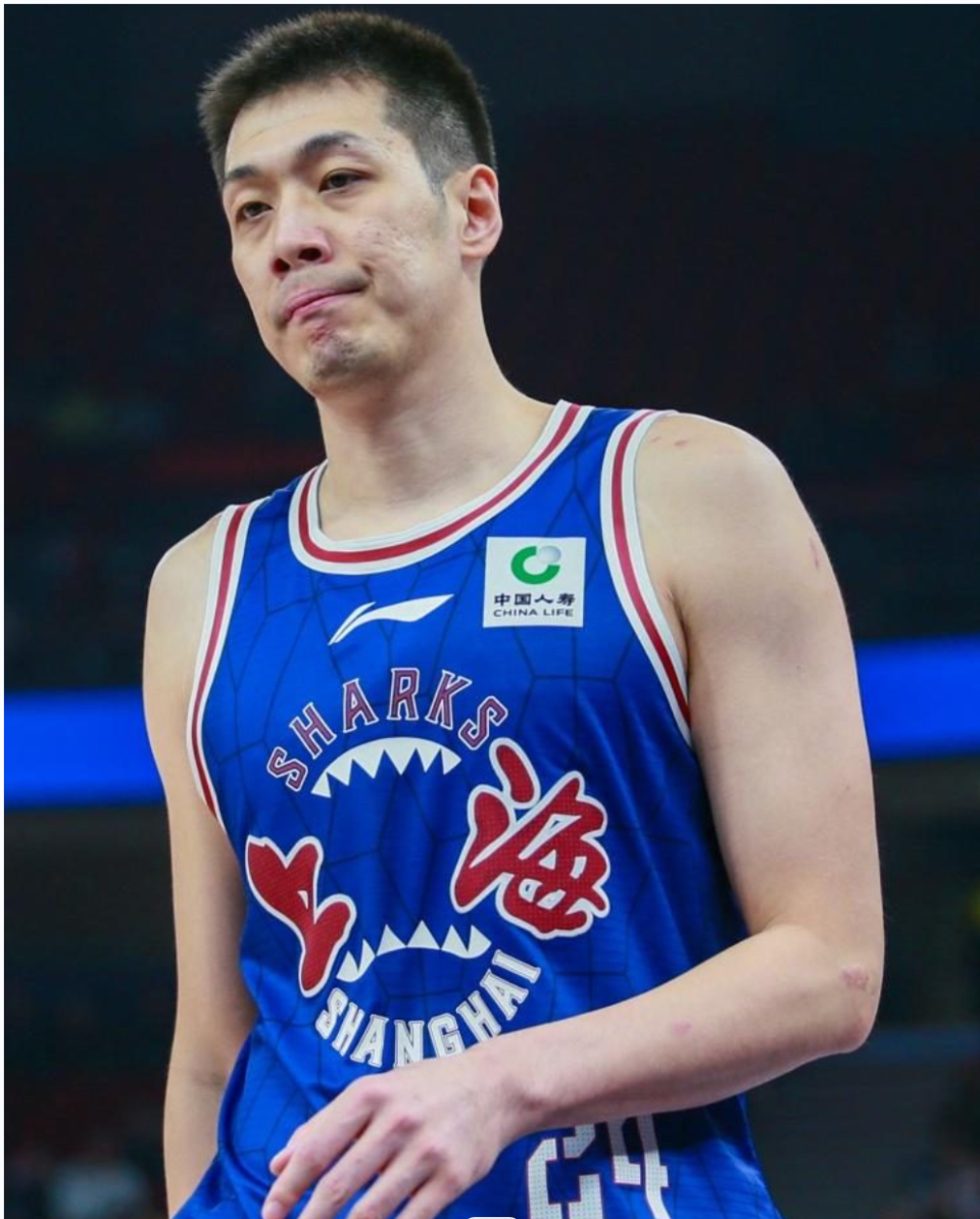 曾凡博跳投3 1惨遭任骏威垫脚,小曾崴脚一脸痛苦大威被吹违体_腾讯