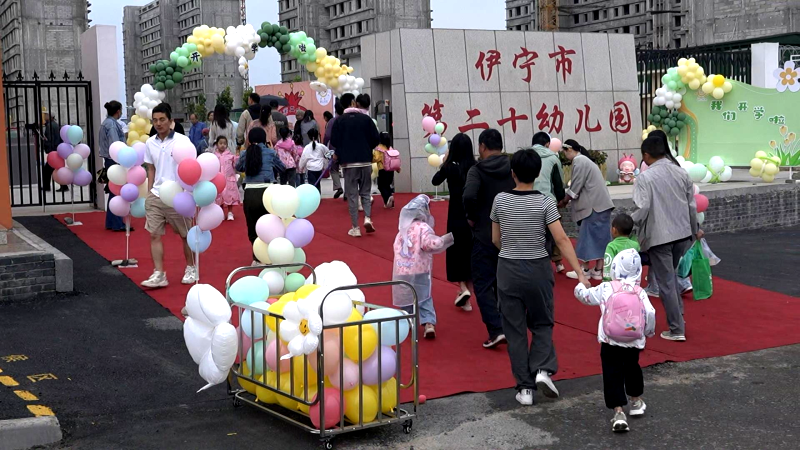 "伊宁市第二十幼儿园党支部书记,园长马莉莉介绍,"我们幼儿园占地面积