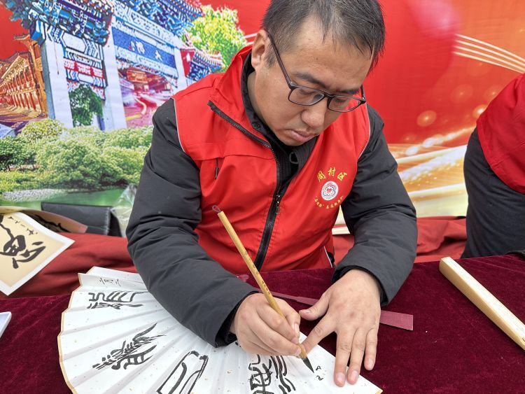 写书画 赠游客"九龙腾跃贺新岁,年年有余庆丰收.