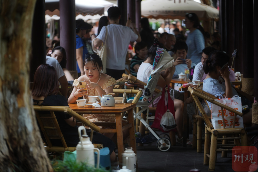 在"鹤鸣"茶社感受成都惬意生活