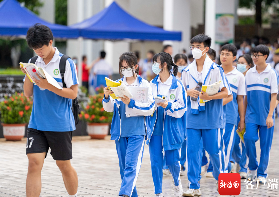 原创组图2023年海南高考启幕莘莘学子奔赴考场