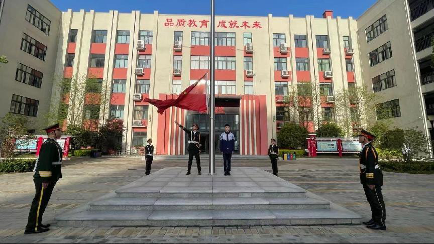 首先,由学生在国旗下演讲,八四班李亚铮同学演讲的