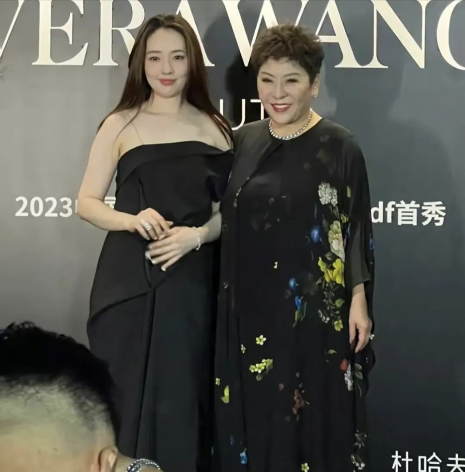 郭碧婷和向太同台看秀身材发福像怀三胎向别人炫耀手上大钻戒