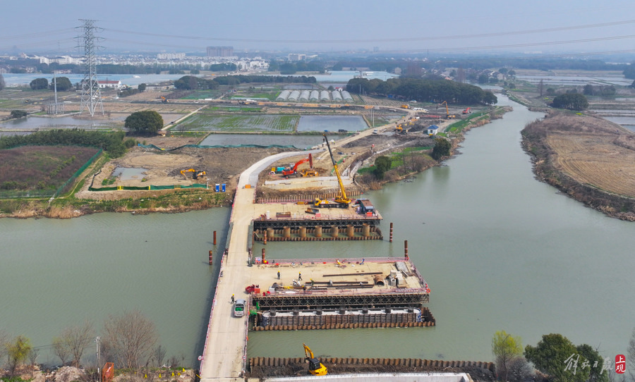 沪苏湖铁路练塘站配套道路工程大港桥完成水下工程