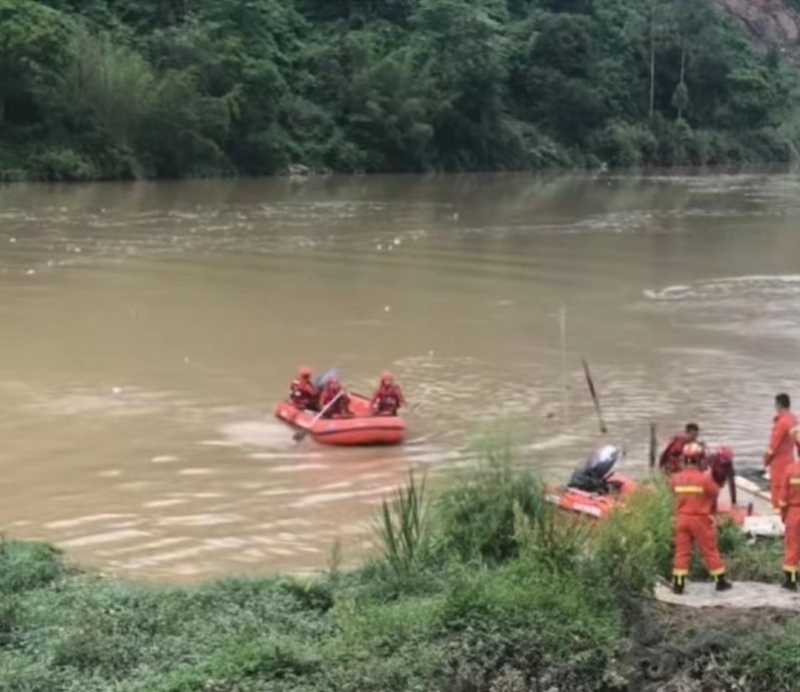 龙岩仍在搜救落水失联干部知情者称他们事发时是去拉警戒线