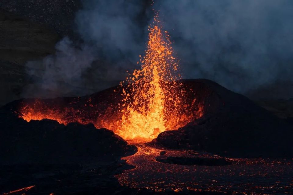 科學家計劃在冰島火山深處開個洞,直接提取其中的岩漿