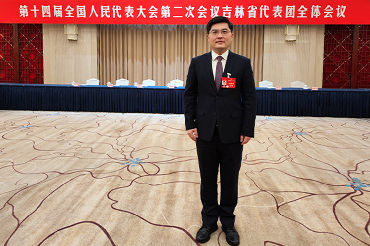 履忆蔡红星校长不是坐办公室的人大代表更不能是