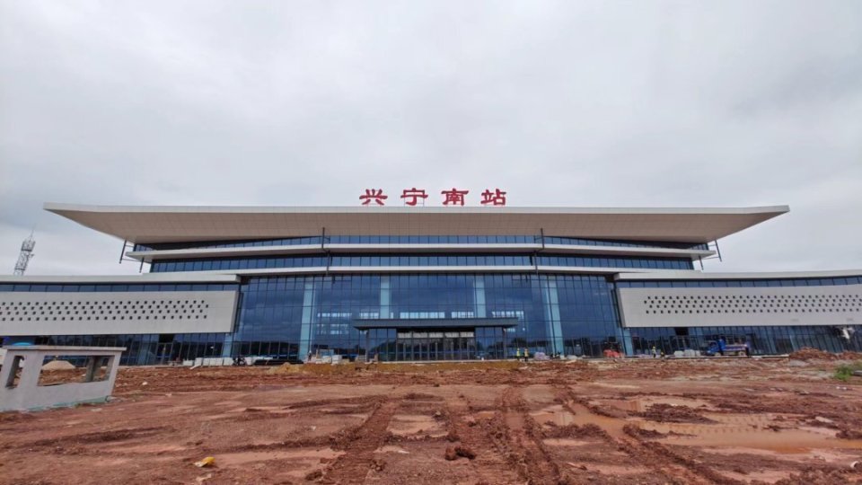 梅龙高铁探营:预计9月底具备开通条件 兴宁南站造型如"花灯"