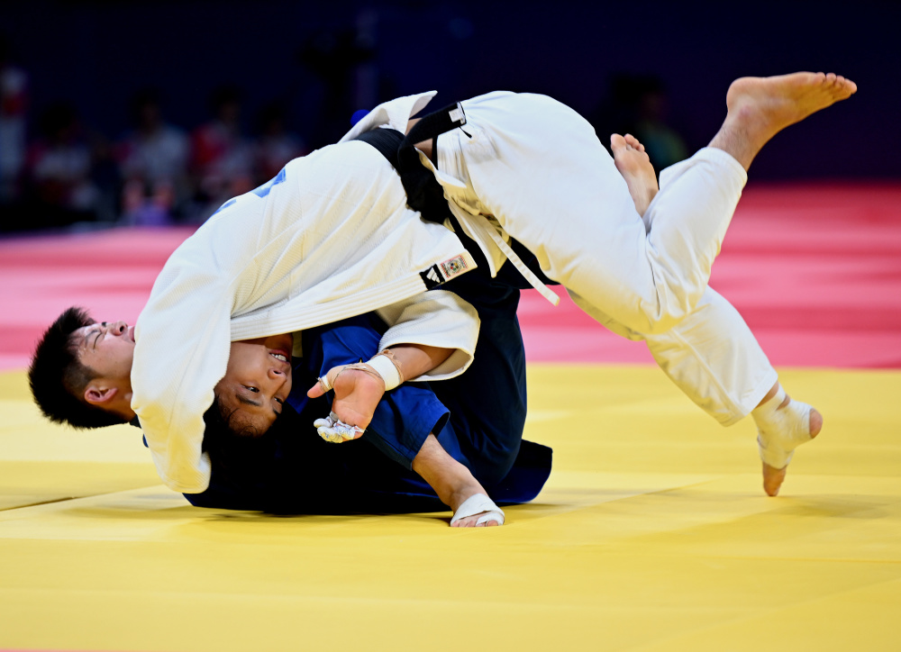 新华社记者 李安 摄9月24日,韩国选手安巴蔚(上)在柔道男子6