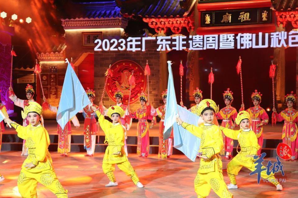 流光溢彩美轮美奂佛山秋色巡游燃动全城