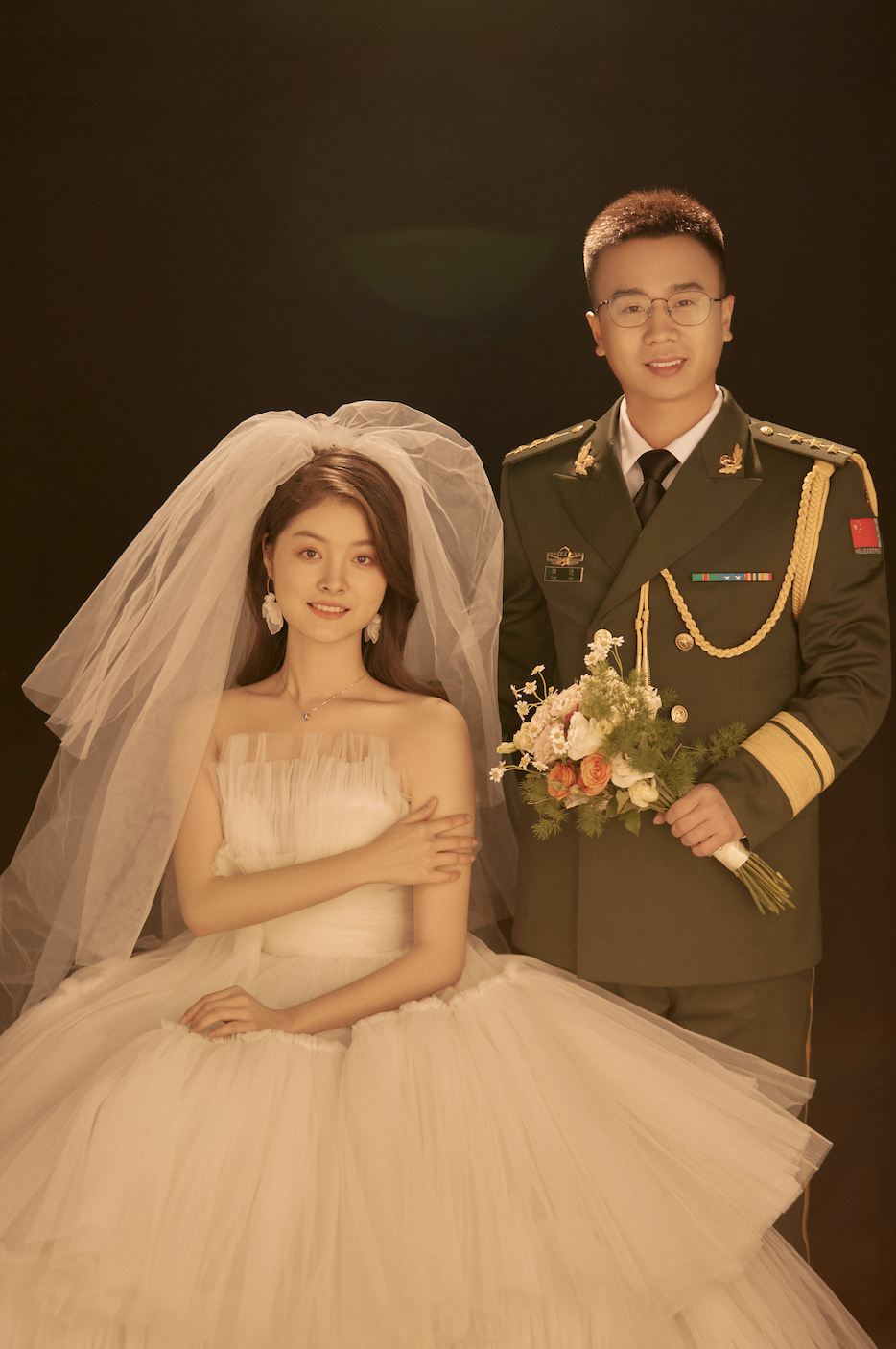 520专辑|绿军装白婚纱,爱与坚守同在_腾讯新闻