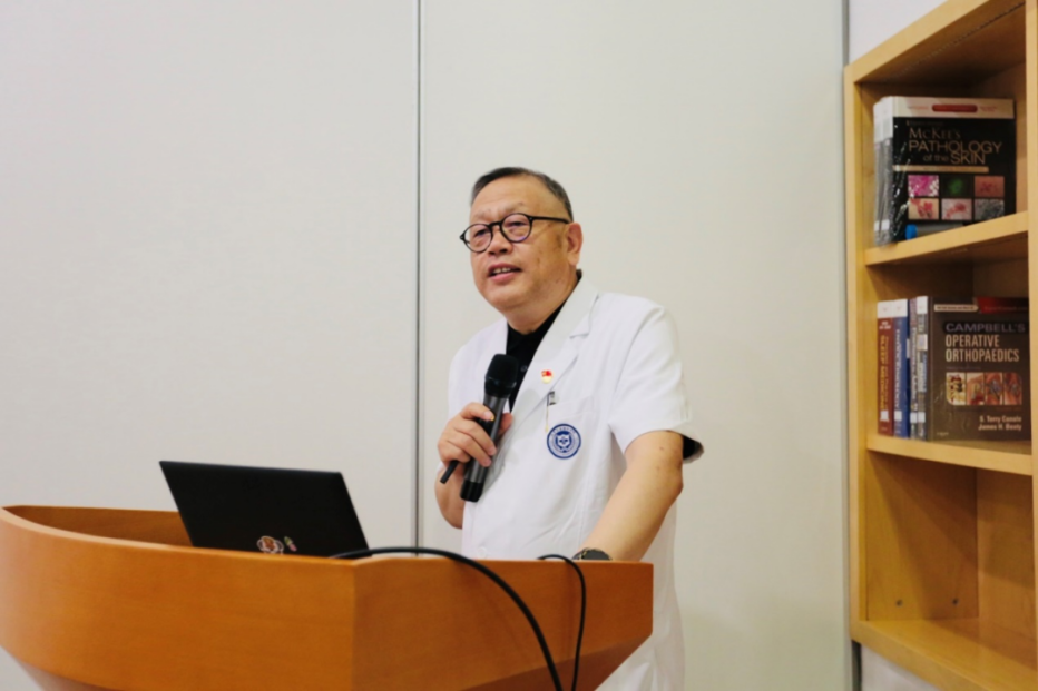 北京大学国际医院党委书记,院长梁军代表医院全体员工向各位师生的到