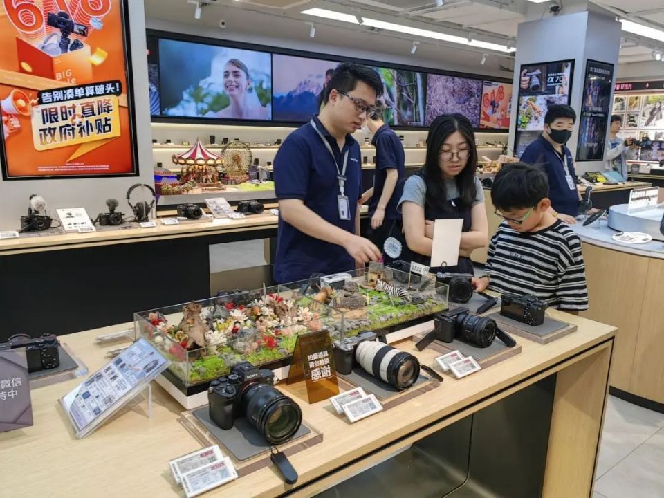 独一无二！这家在淮海路开了超20年的旗舰店，凭啥始终“超人气”？_腾讯新闻