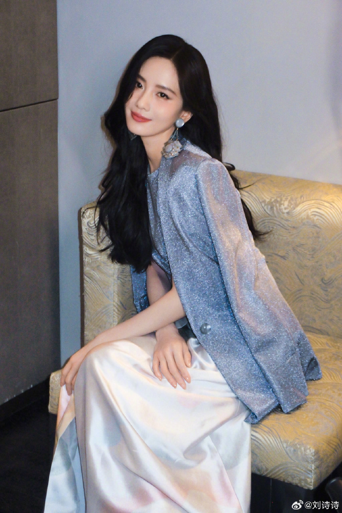 刘诗诗晒照庆37岁生日,身姿曼妙惹人羡,笑容甜美宛如初恋