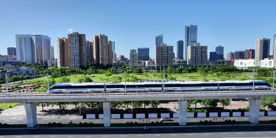 轨道交通15号线是重庆中心城区首条城轨快线,最高运行速度140公里