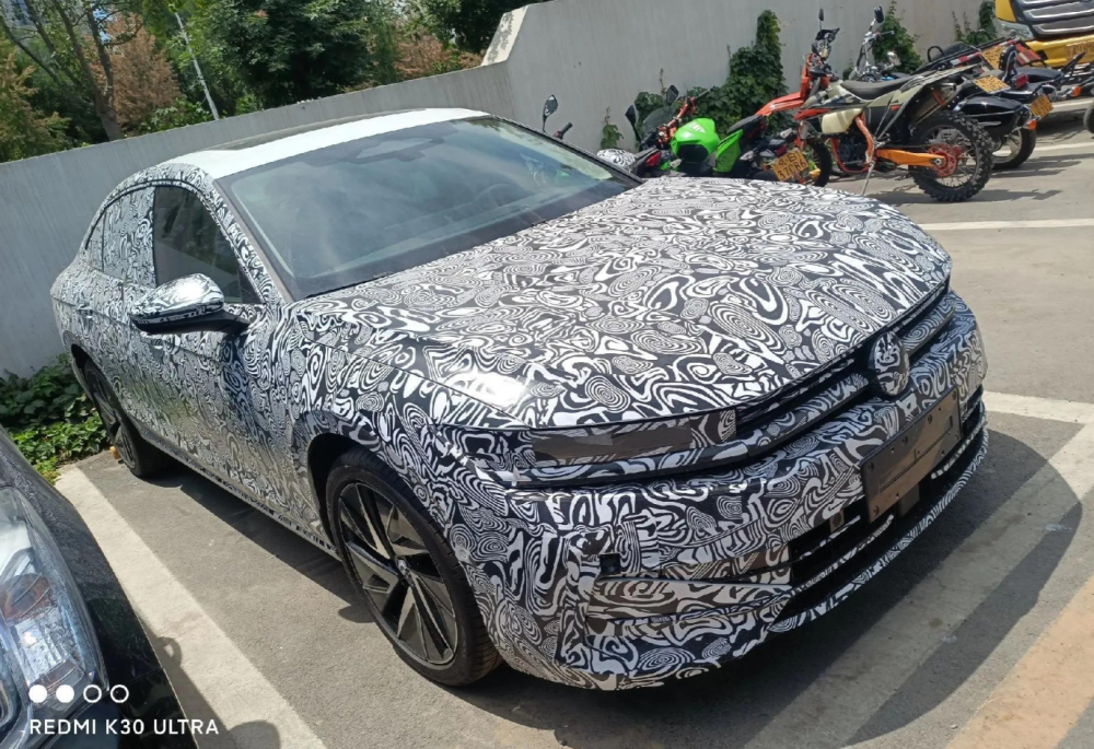 新一代迈腾b9实车曝光,配贯穿尾灯 三大屏,或换奥迪a8l同款2.