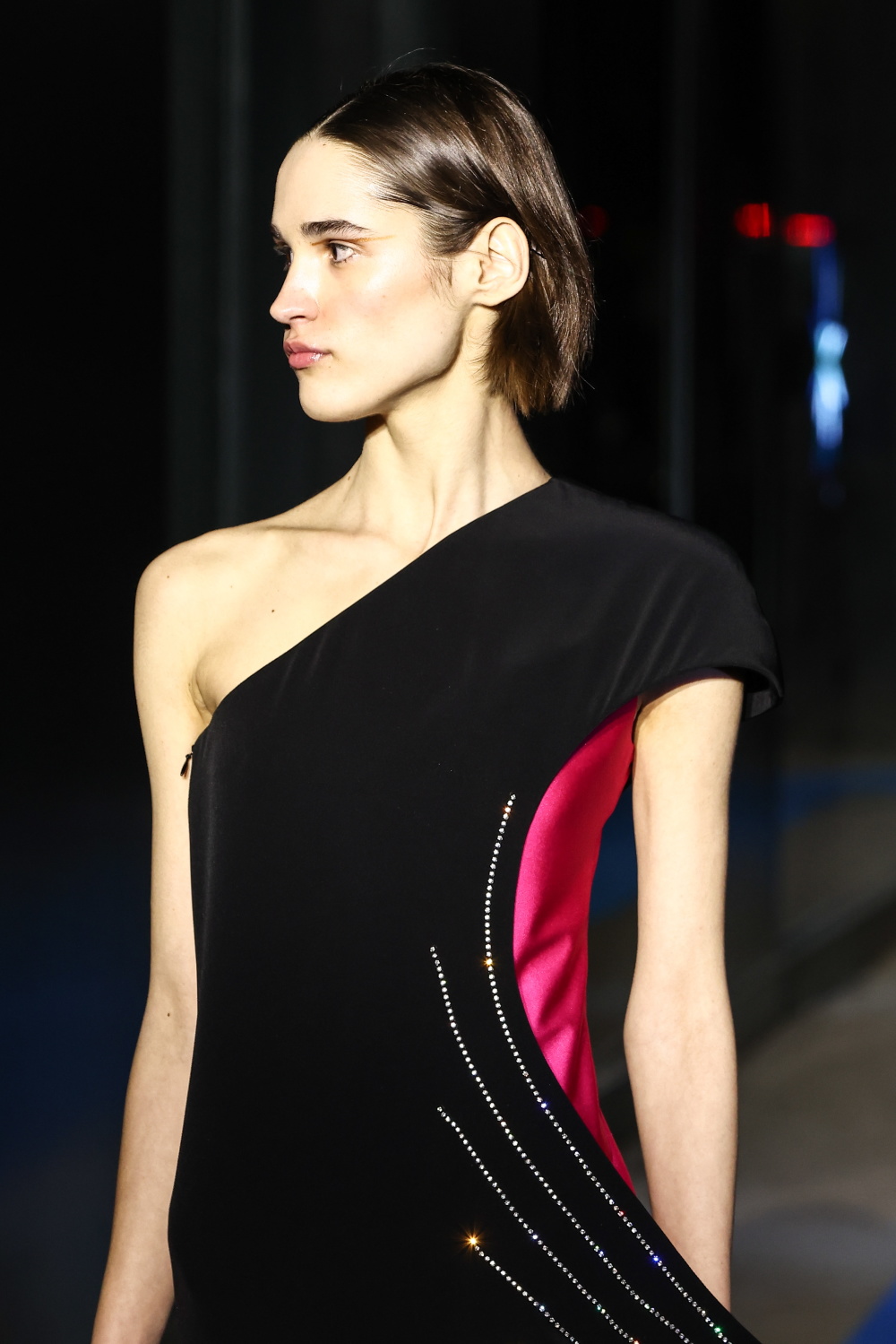 3月5日,模特在法国巴黎时装周上展示皮尔·卡丹品牌的2023