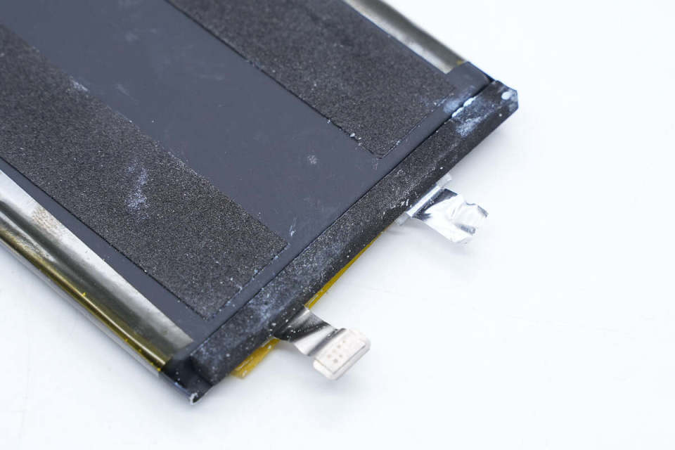 支架转轴通过螺丝固定.壳体内部对应电池边缘粘贴泡棉进行缓冲保护.