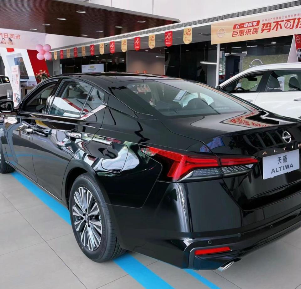 不只是黑武士,日产天籁20周年黑金版到店实拍图曝光